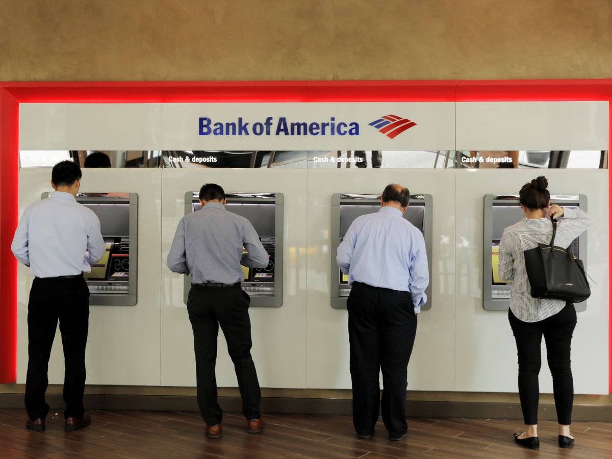 Foto: Usuarios sacando dinero de un cajero de Bank of America en Nueva York. (Reuters)