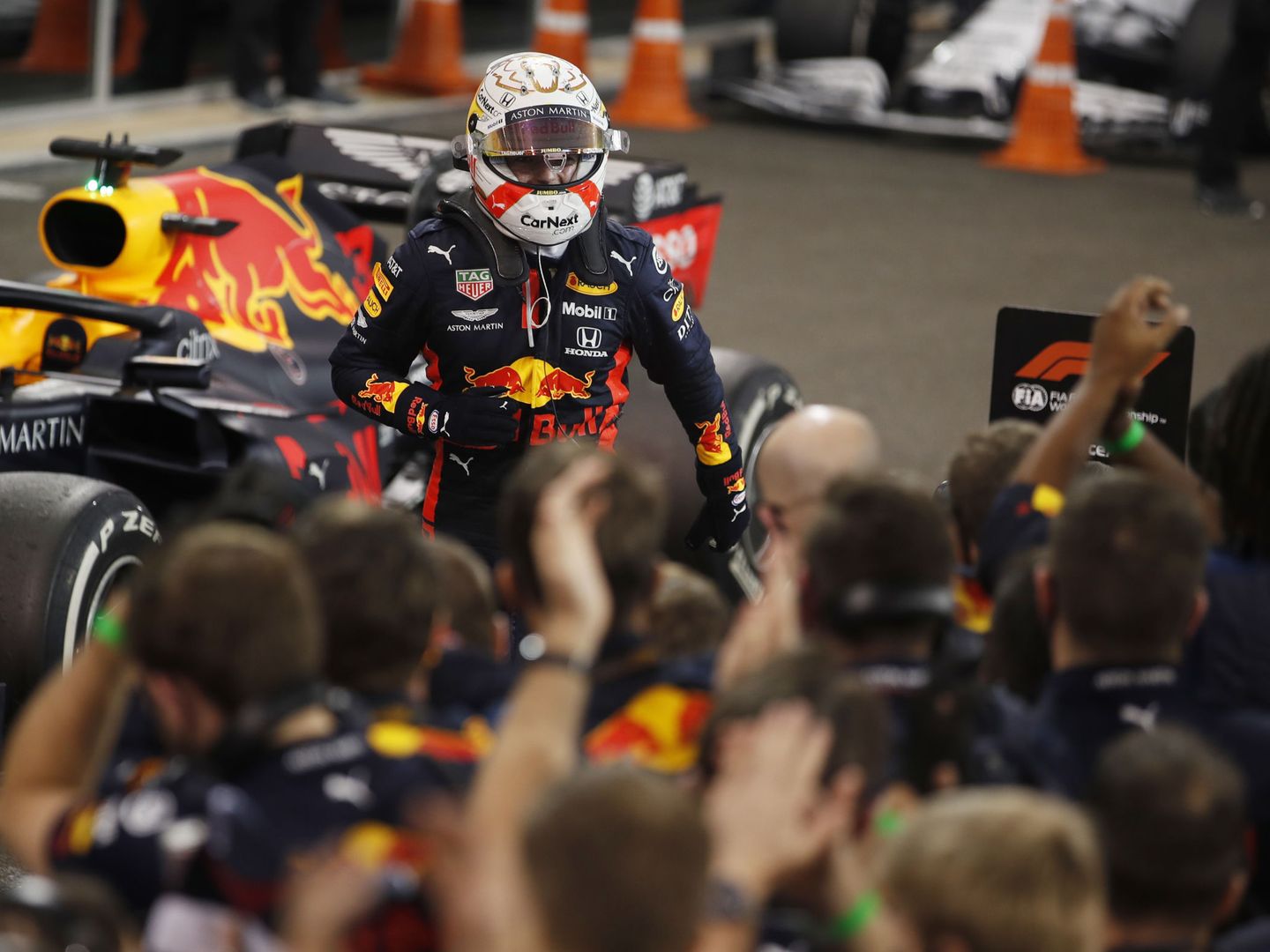 Max Verstappen celebra el triunfo con su equipo. (Reuters)