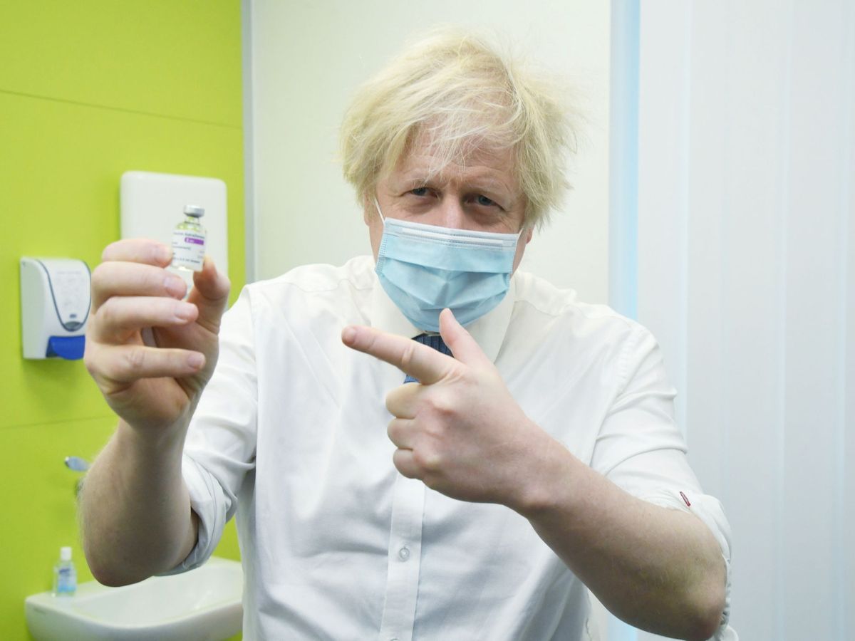 Foto: El primer ministro británico, Boris Johnson, sujeta una dosis de la vacuna de Oxford-AstraZeneca. (Reuters)