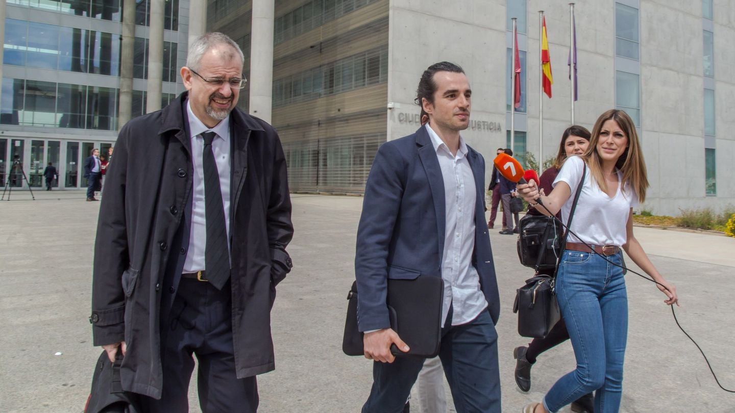 El creador de la web, Alberto García Sola (d), sale de los juzgados junto a su abogado tras declarar en el juicio. (EFE)