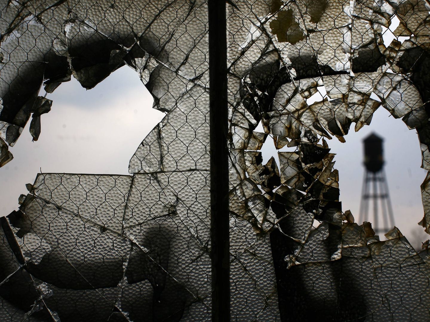 Ventanas rotas en una fábrica de coches abandonada en Detroit, en 2011. (Reuters)