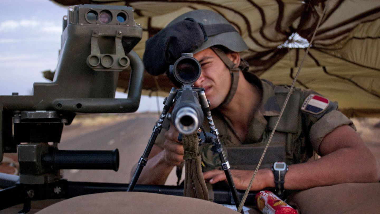 Un soldado francés posa con su rifle FRF2 en Gao, Mali (Reuters).