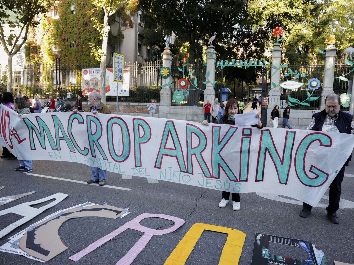Foto: Vecinos y diferentes asociaciones ecologistas se manifestaron en septiembre en contra de la construcción del macroparking. (EFE/Juanjo Martín)