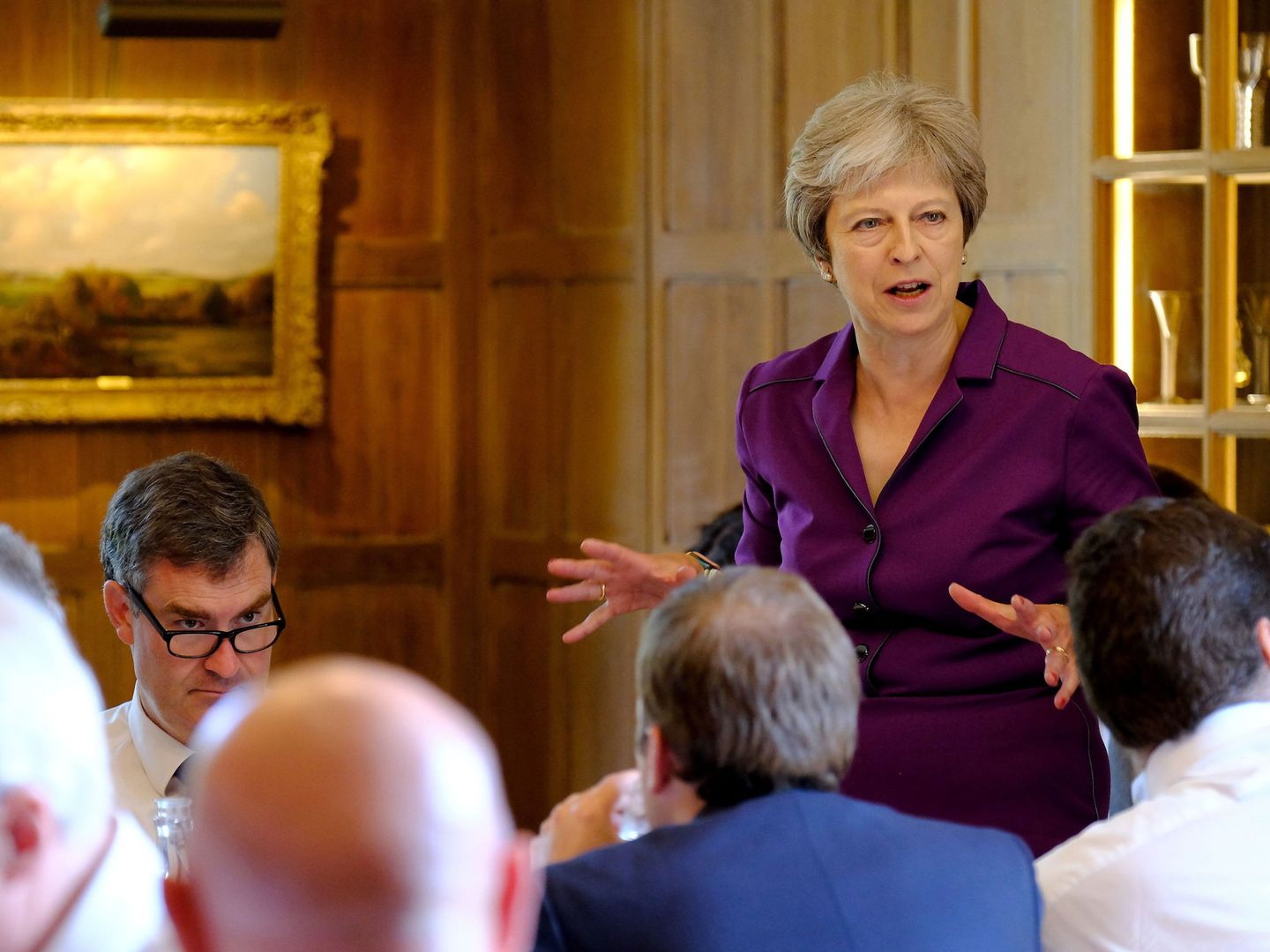 Theresa May, ante su gabinete, en el tenso encuentro de Chequers. (EFE)