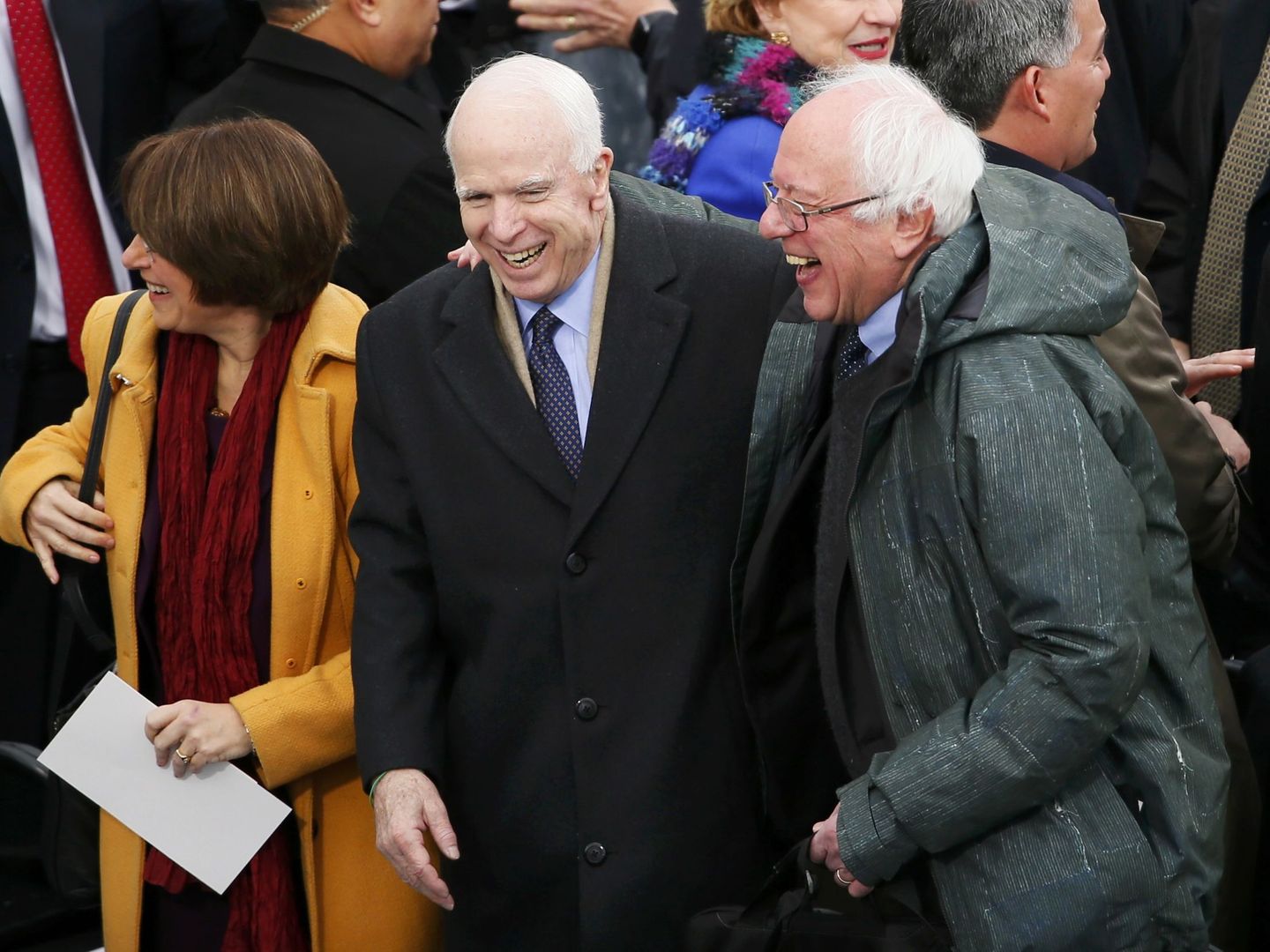 John McCain bromea con el senador demócrata Bernie Sanders durante la ceremonia de inauguración de Trump, en enero de 2017. (Reuters)