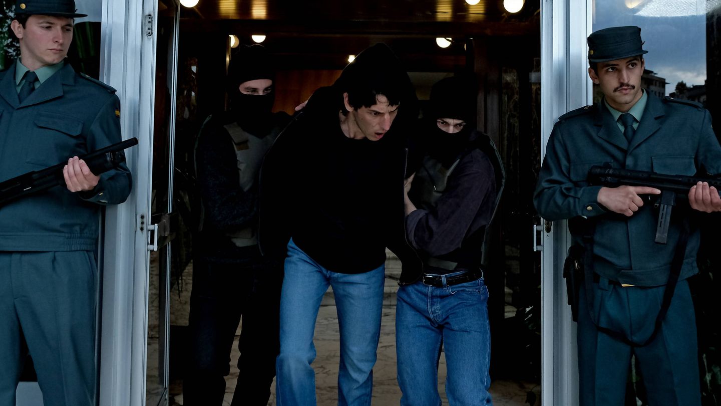 Escena de la detención de Joxe Mari (Jon Olivares) en 'Patria'. (Foto de David Herranz. HBO España)