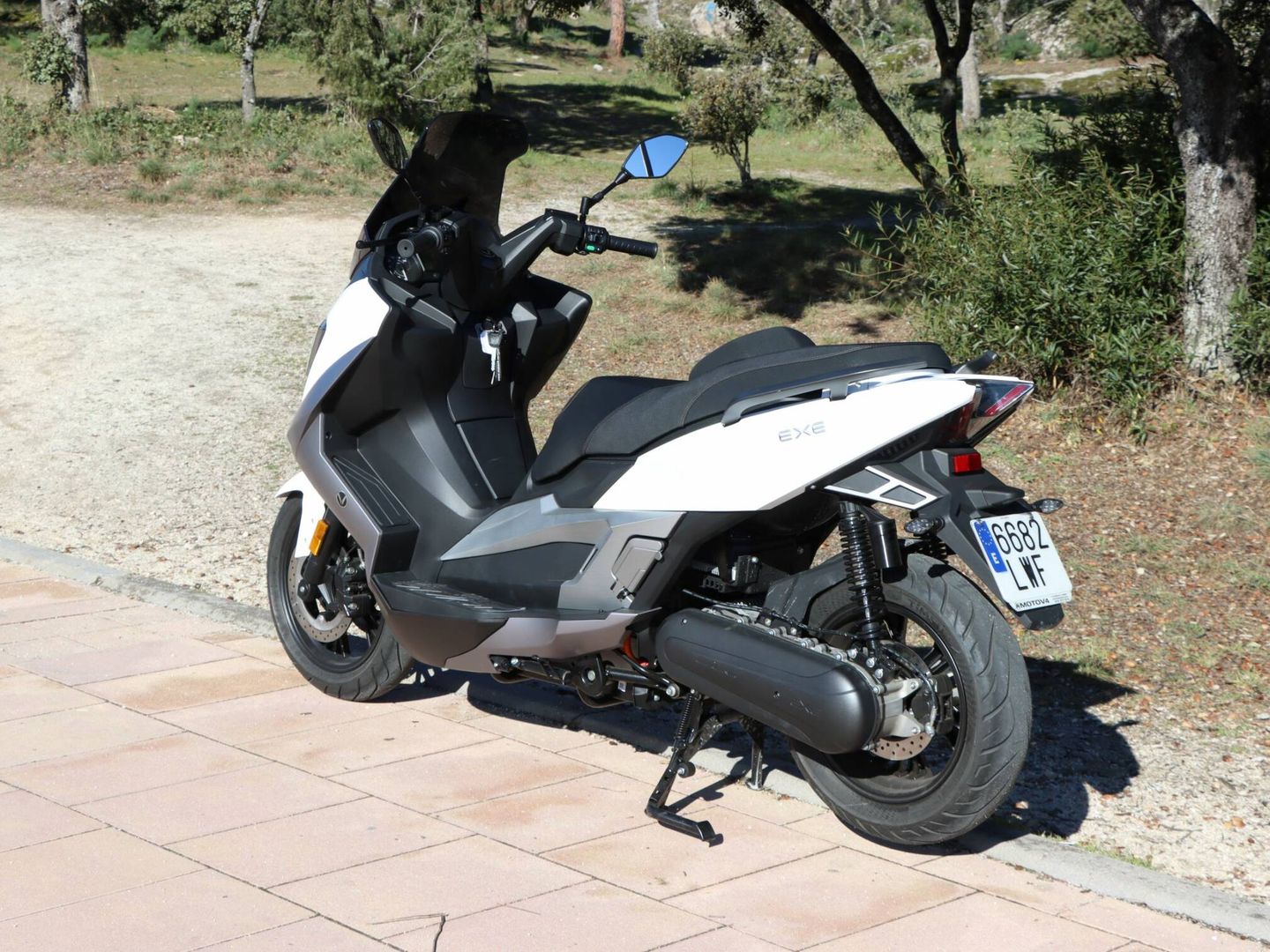 El motor va unido a la transmisión y simula el aspecto de los scooters convencionales.

