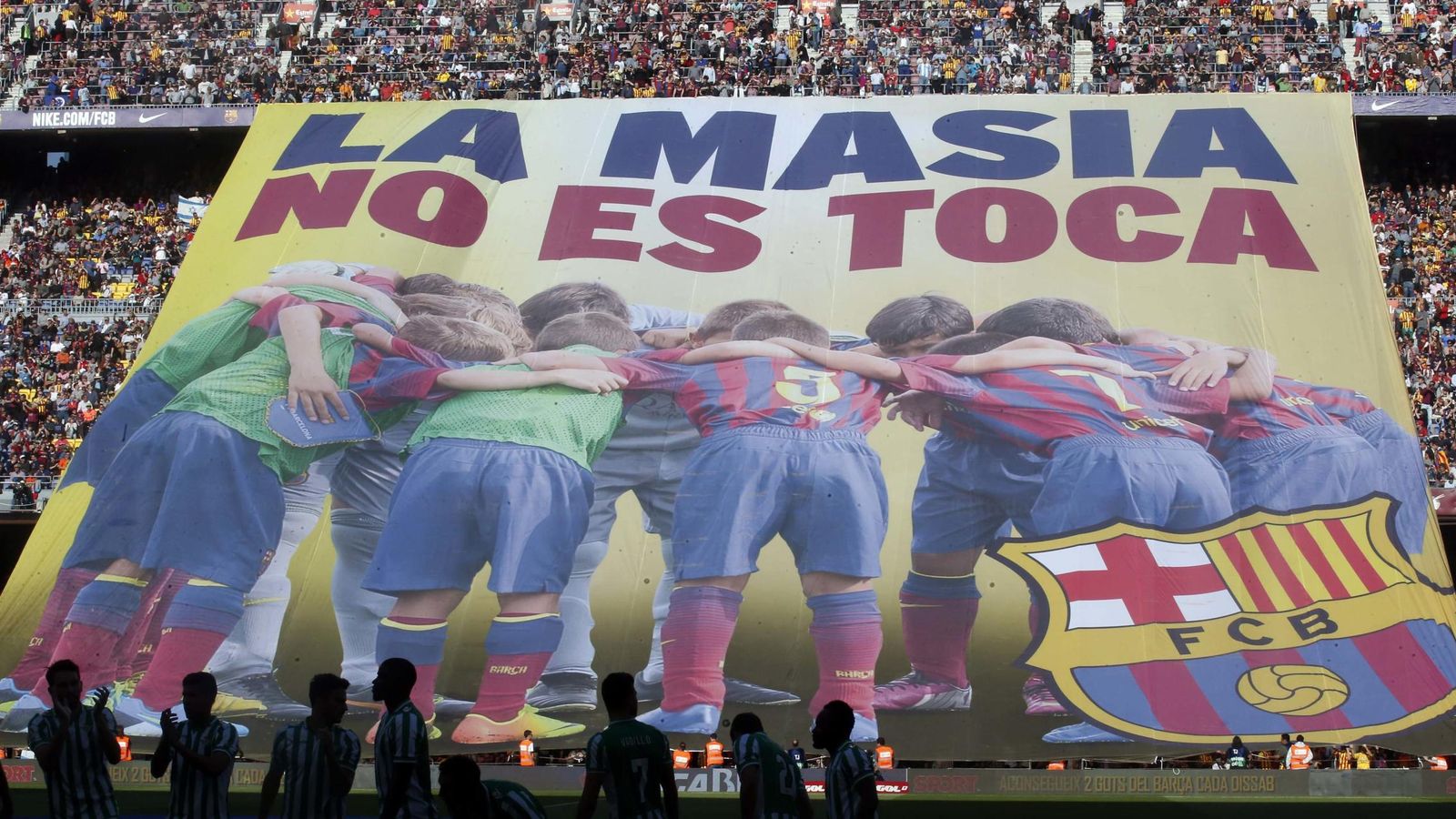 Foto: El tifo con el que el Camp Nou protestó en su día por la sanción de FIFA (Reuters).
