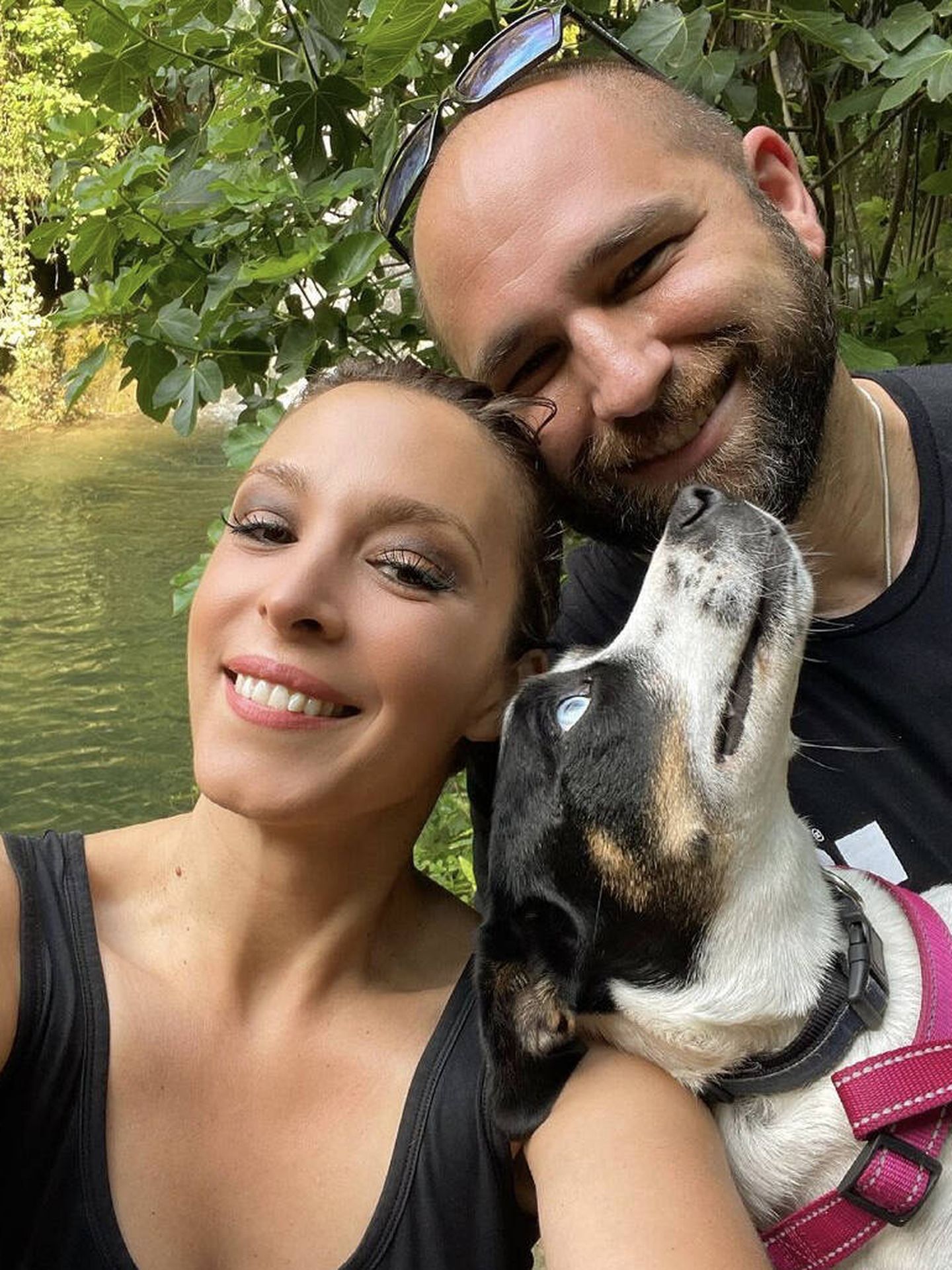 Gisela junto a su novio y su perro. (Instagram @giselaoficial)