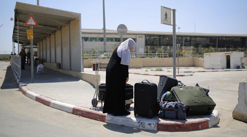 Una mujer Palestina vuelve a la Franja. (Reuters)