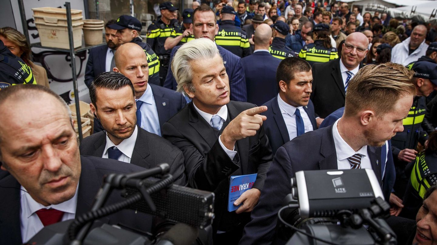 Geert Wilders, rodeado por sus guardaespaldas, reparte panfletos de cara al referéndum de asociación con Ucrania en la ciudad holandesa de Dordrecht, en abril de 2016 (EFE)