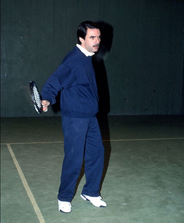 El expresidente, José María Aznar, jugando al pádel en Oropesa de Mar en una foto de archivo. El único deporte que puede jugarse con camisa (EFE)