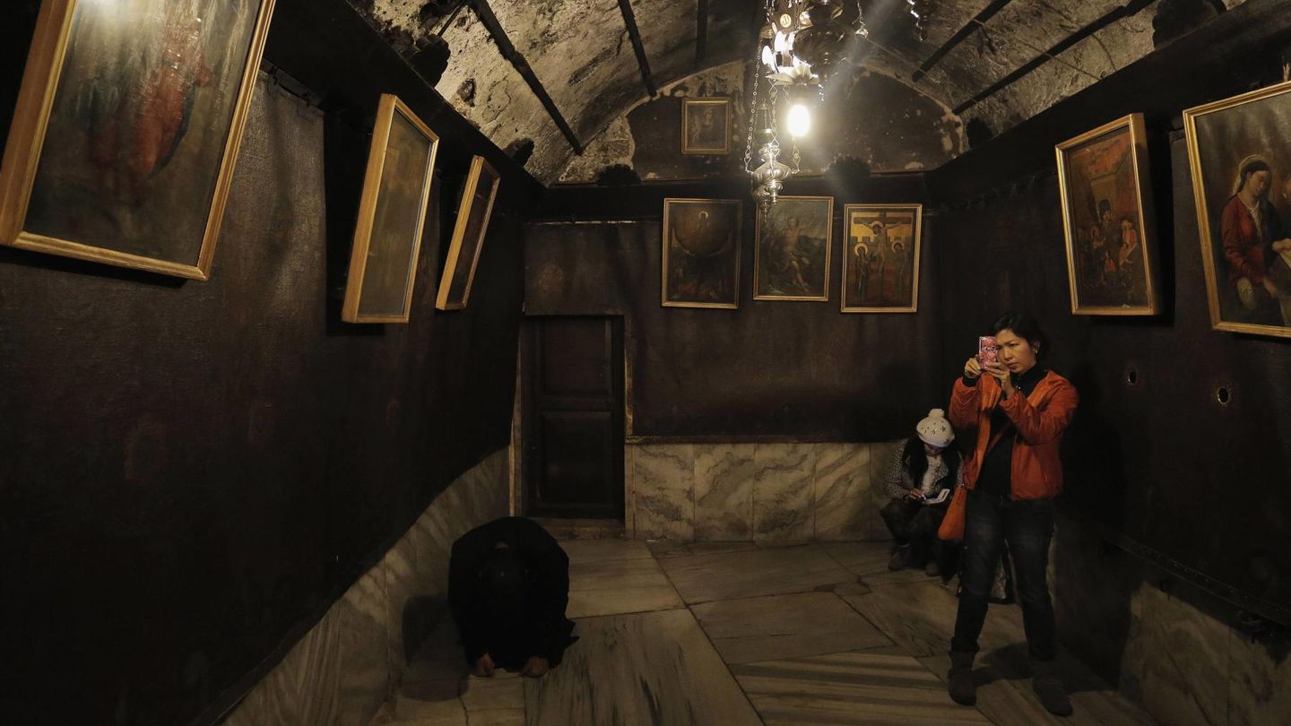 Una turista saca fotografías en la gruta de la Basílica días antes de Navidad (Reuters).