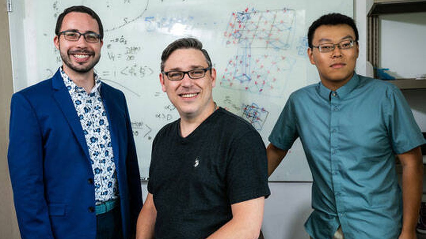 Los físicos teóricos de la Universidad Rice (de izquierda a derecha) Eduardo Ibarra-García-Padilla, Kaden Hazzard y Hao-Tian.