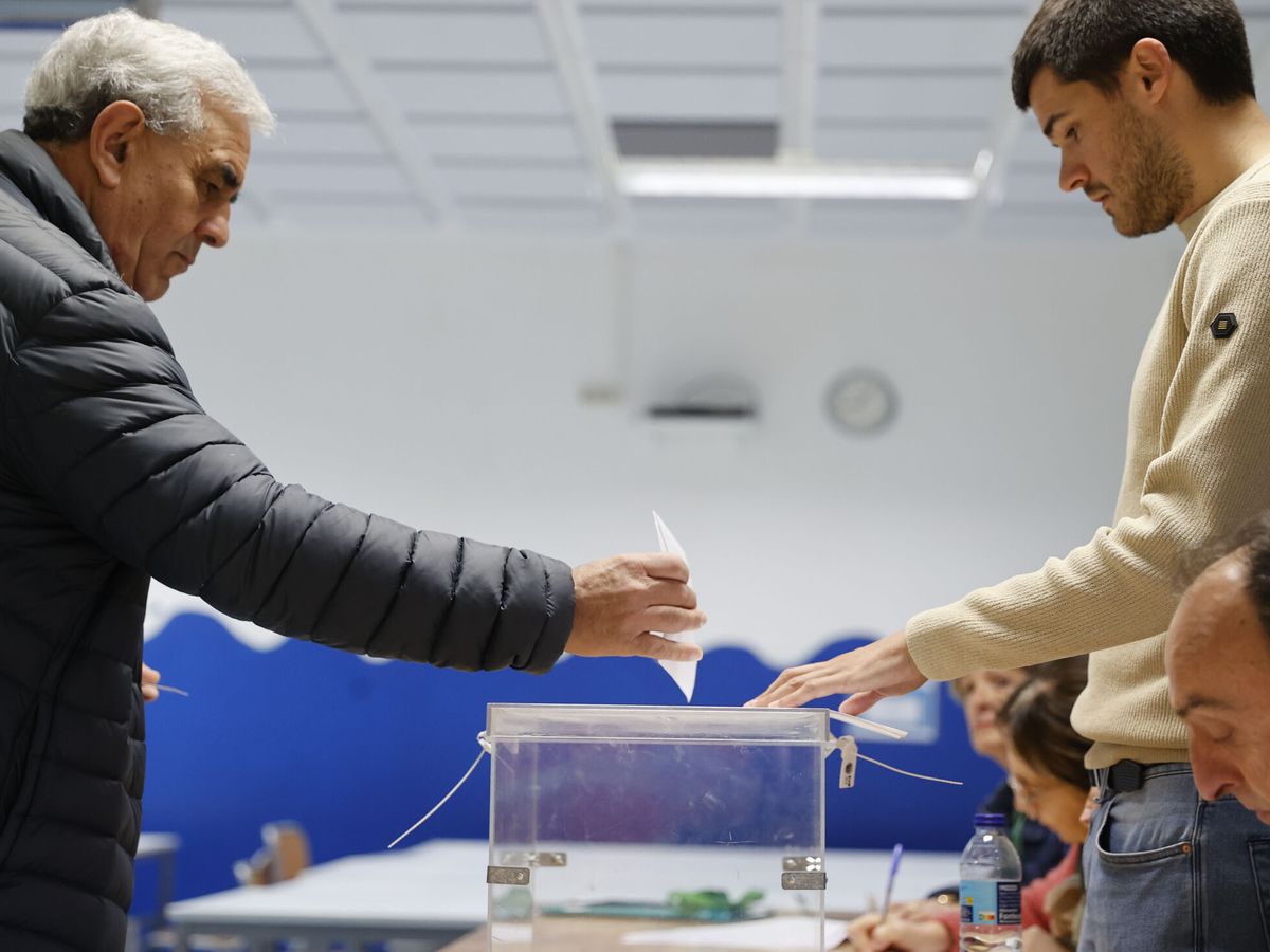 Foto: Un hombre ejerce su derecho al voto en un colegio electoral. (EFE/Luis Tejido)
