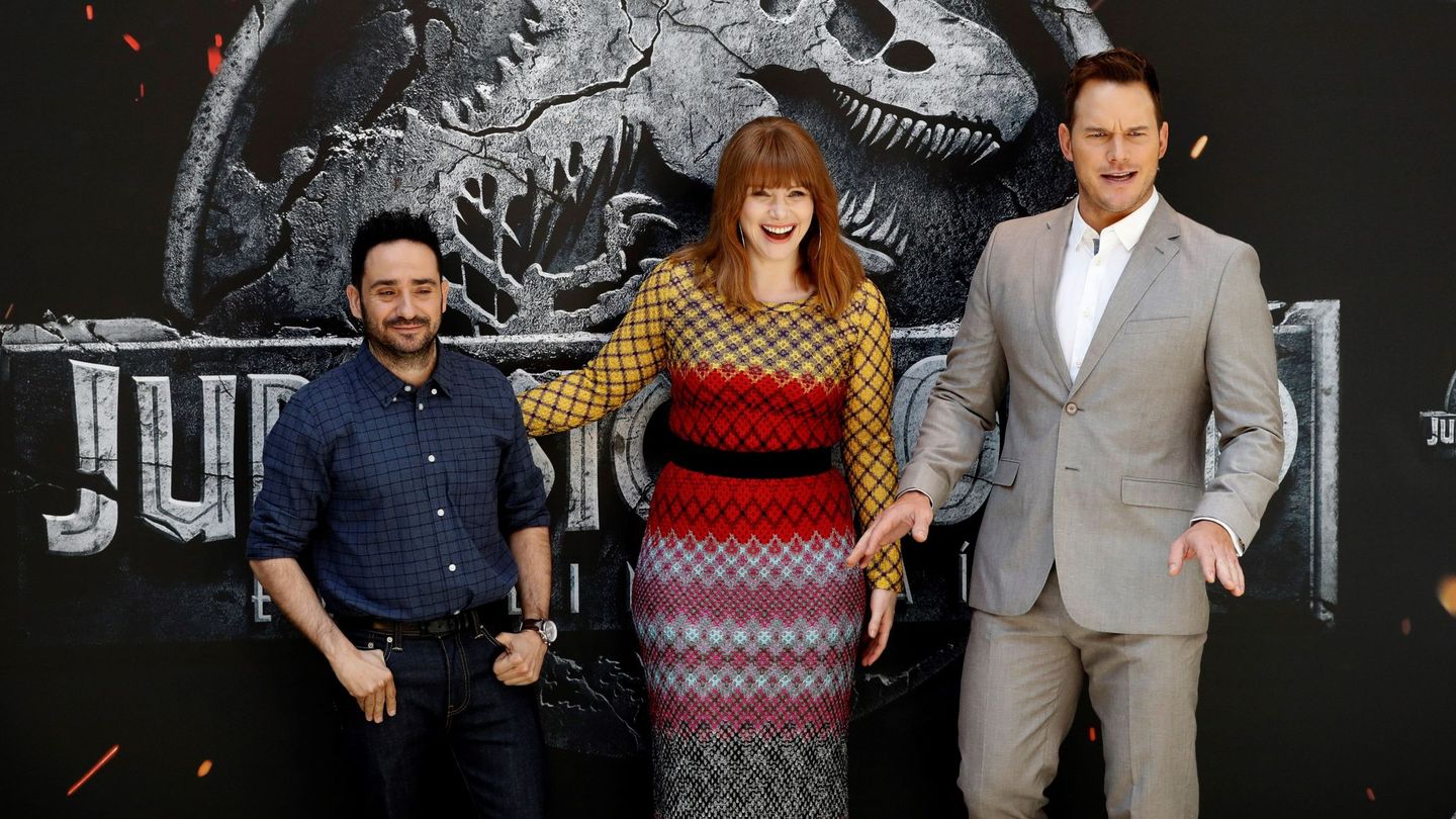 Bayona, Dallas Howard y Pratt en la presentación de 'Jurassic Wold 2' en Madrid. (Efe)