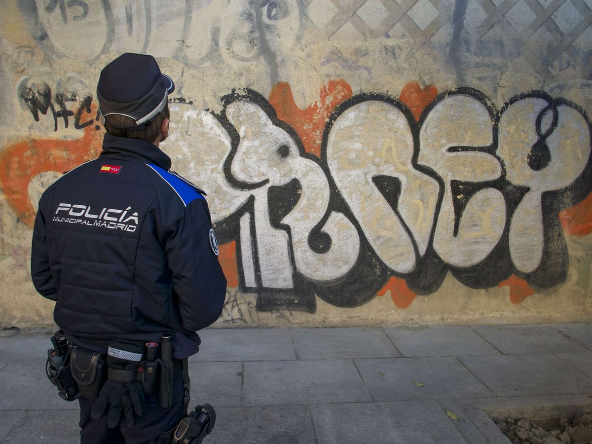 Foto: Imagen de archivo de un policía municipal de Madrid. (EFE/Lluís Lozano)