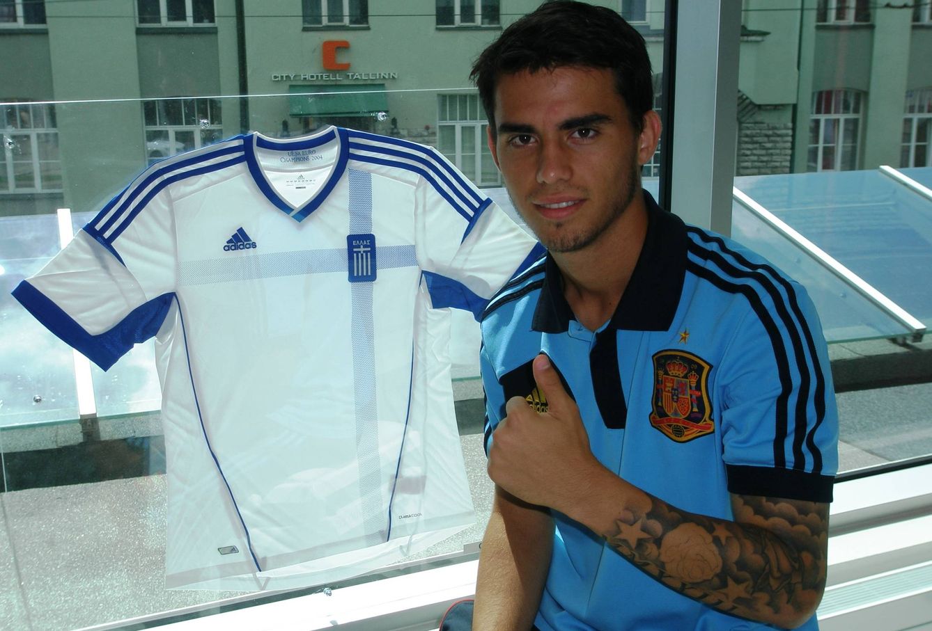Suso Fernández posa con la camiseta de Grecia en la previa de la final del Europeo sub 19 de Estonia 2012, ganado por España (FOTO: DAVID RUIZ)