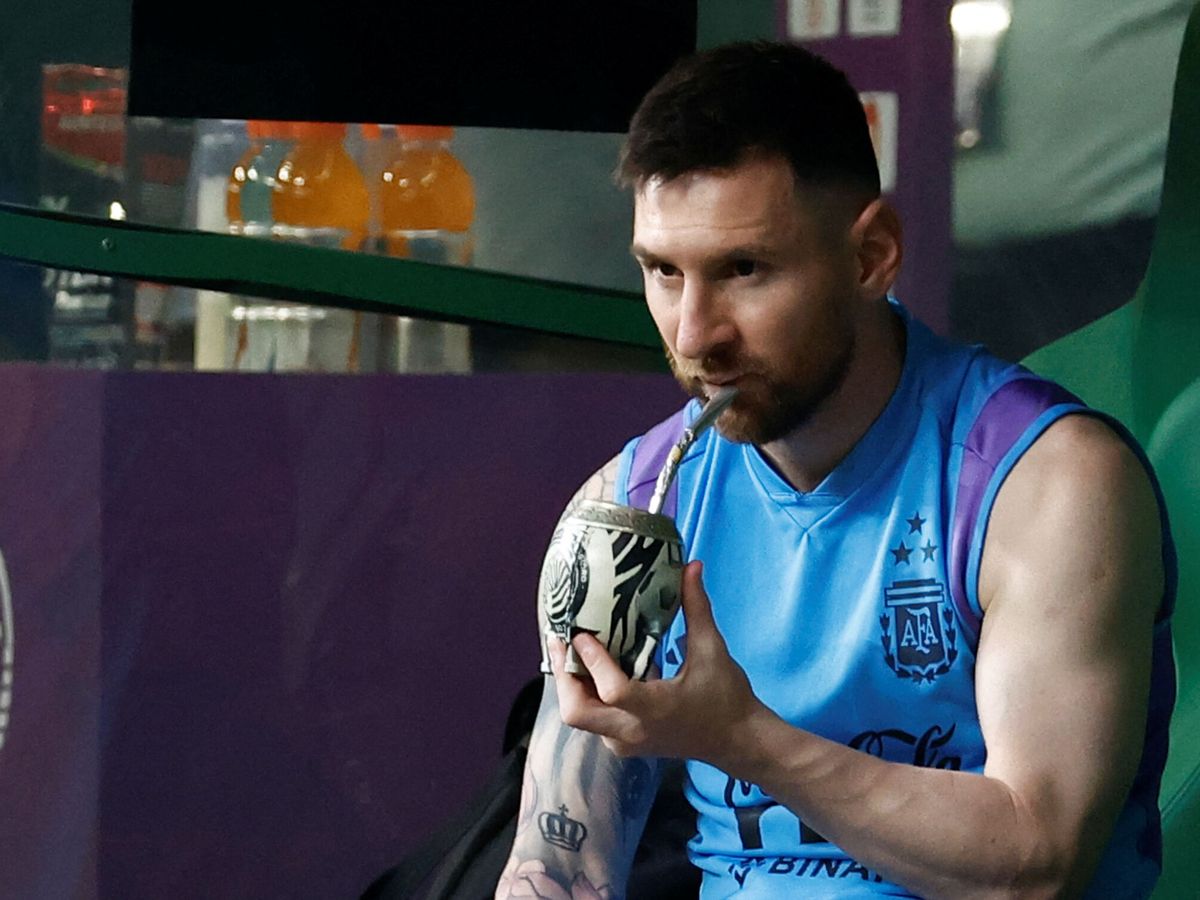 Foto: Leo Messi tomando mate durante un entrenamiento con la selección argentina. (REUTERS/Thomas Peter).