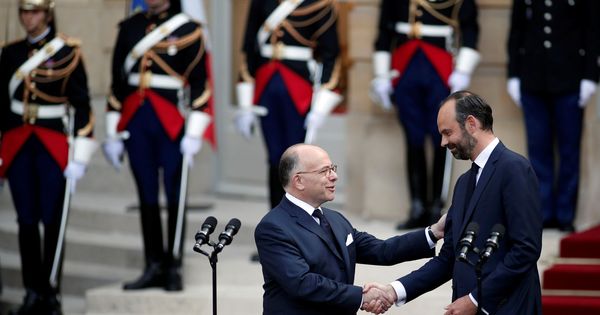 Foto: El recién nombrado primer ministro francés Edouard Philippe (i) y su predecesor Bernard Cazeneuve (d) asisten a una ceremonia de entrega en París. (Foto: Reuters)