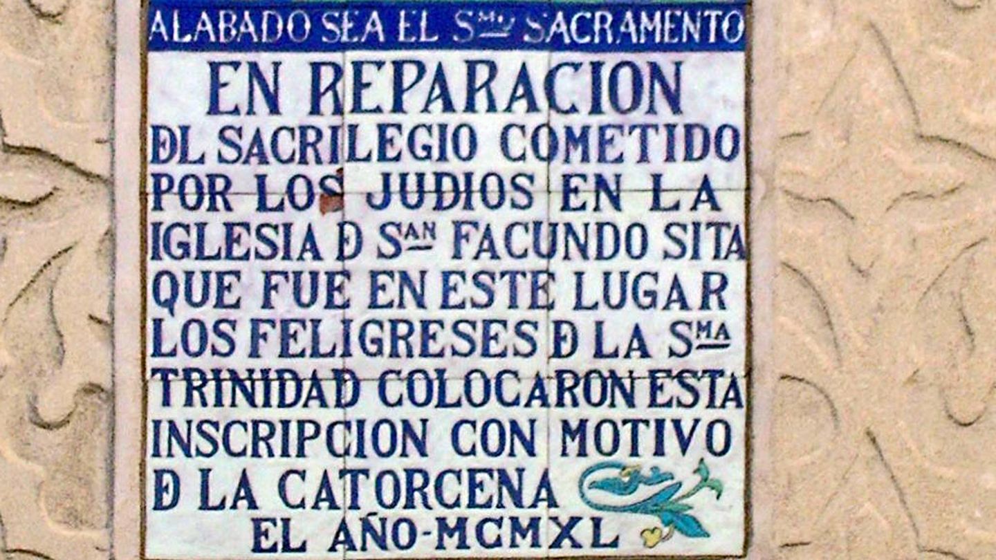 Placa de cerámica en la fachada del edificio de la plaza de San Facundo.