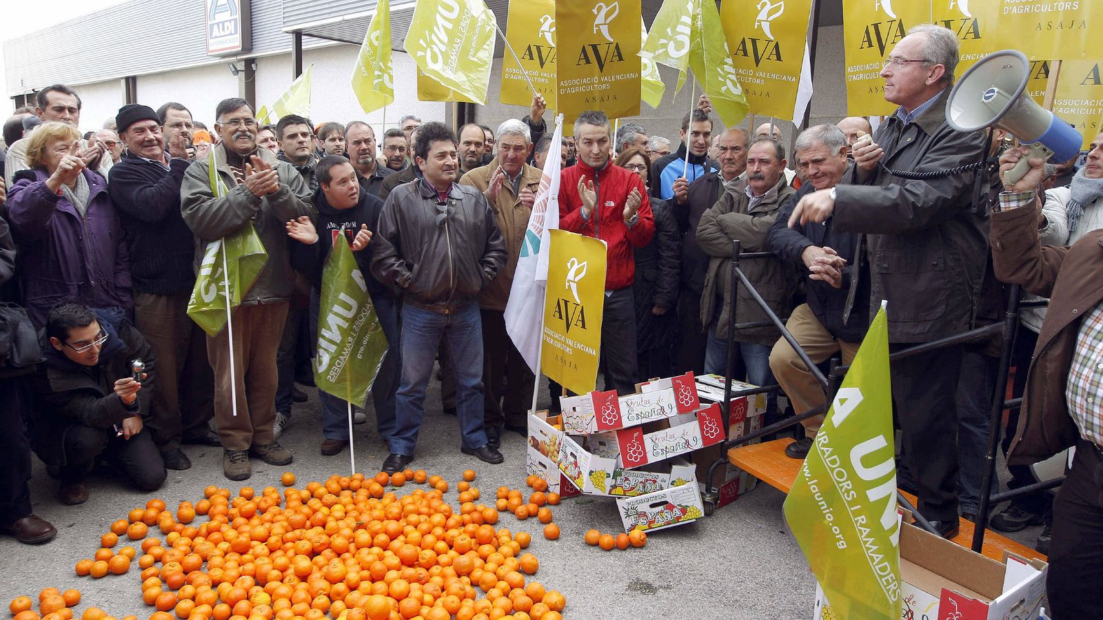 Foto: Los agricultores valencianos protestan por los bajos precios de los cítricos. (EFE)