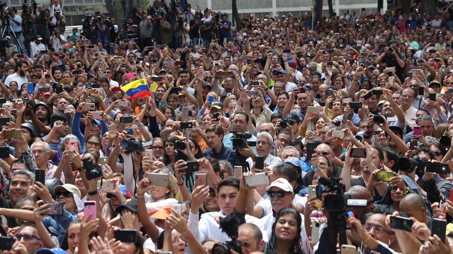 Seguidores del líder del Parlamento y autoproclamado presidente encargado de Venezuela, Juan Guaidó.