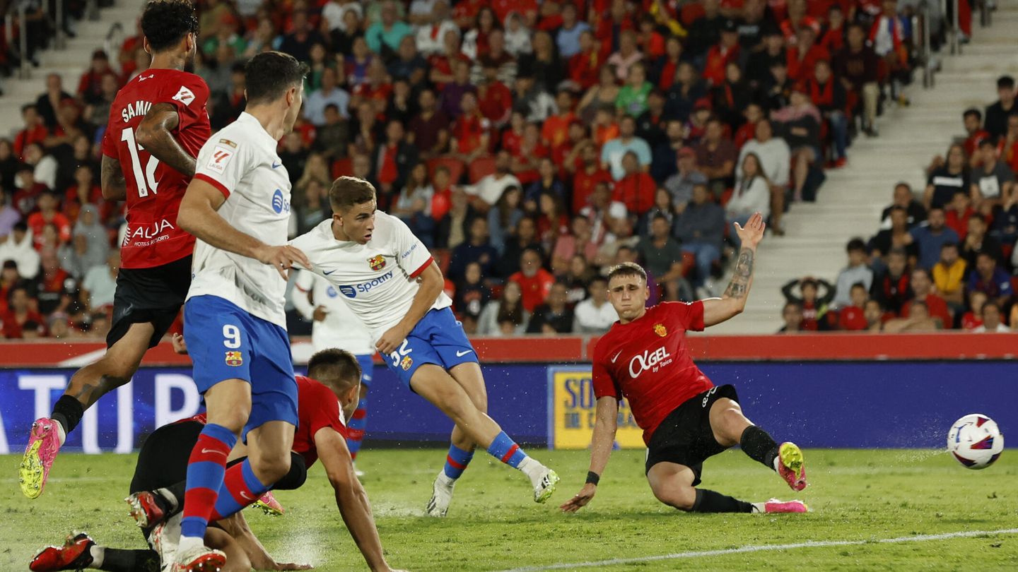 Fermín López marca el 2-2 en el Mallorca-Barcelona. (REUTERS/Albert Gea).