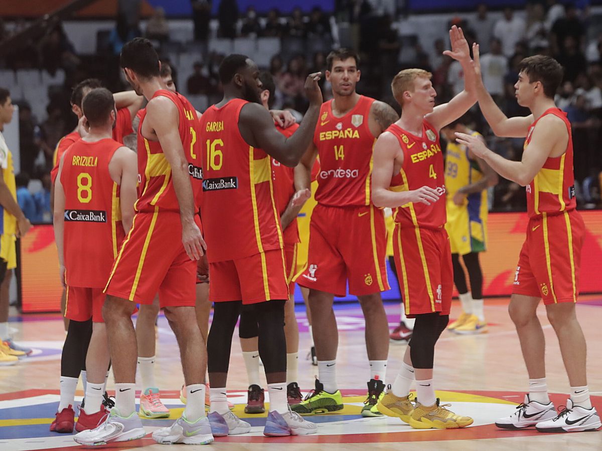 Foto: España celebra su victoria frente a Brasil en el Mundial de baloncesto 2023. (EFE/EPA/ADI WEDA).