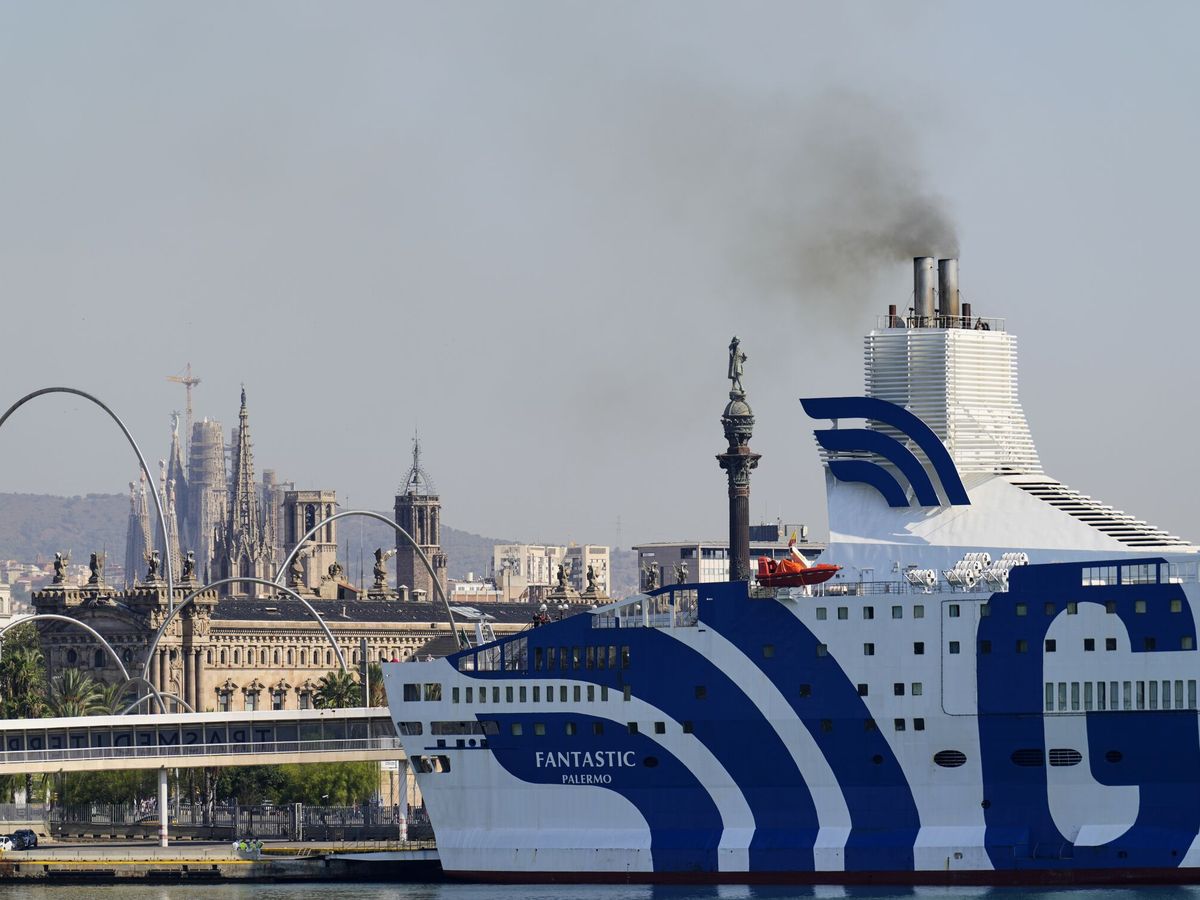 Foto: Un crucero llega al puerto de Barcelona. (EFE/Alejandro García)
