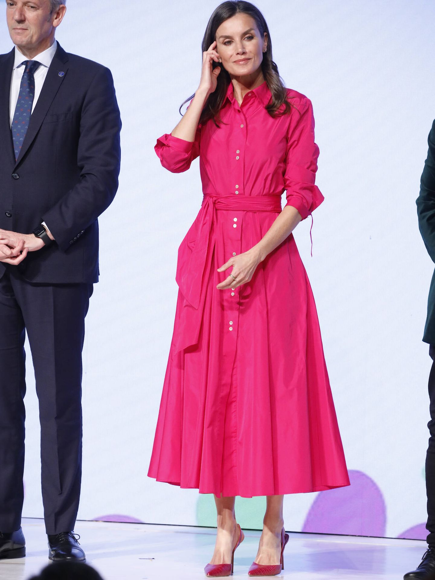  La reina Letizia, con vestido fucsia de Roberto Verino. (LP)