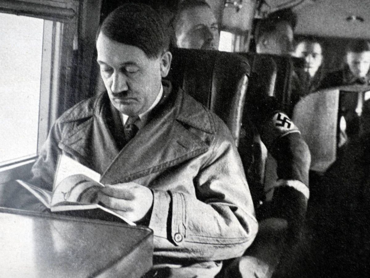 Foto: Hiler, revisando un libro durante un viaje en avión. (Reuters)