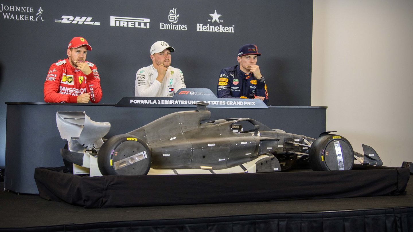 Sebastian Vettel, Valtteri Bottas y Max Verstappen frente a un modelo del monoplaza de 2021. (Reuters)