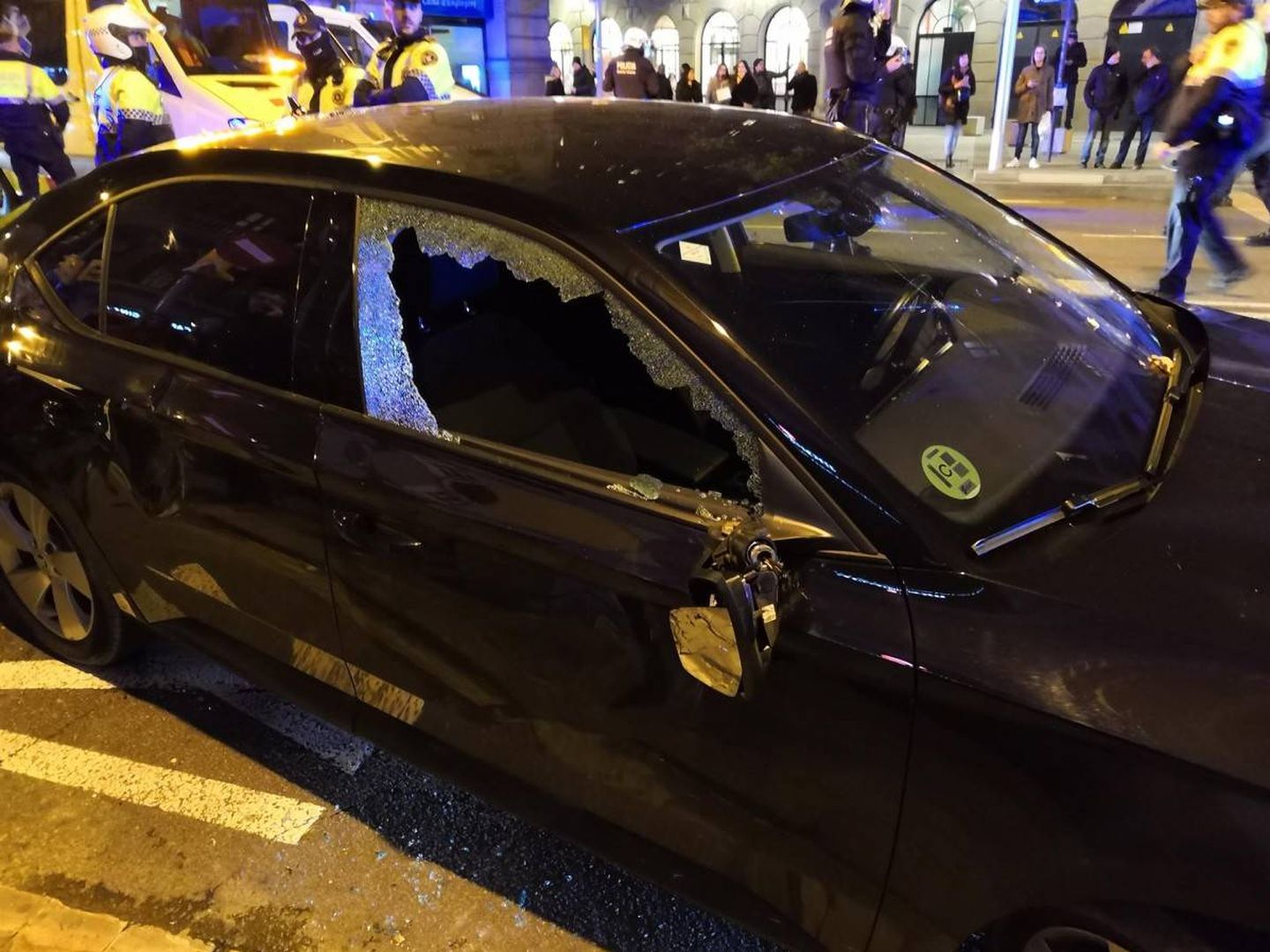 Un coche de VTC en Barcelona, destrozado. (Europa Press)