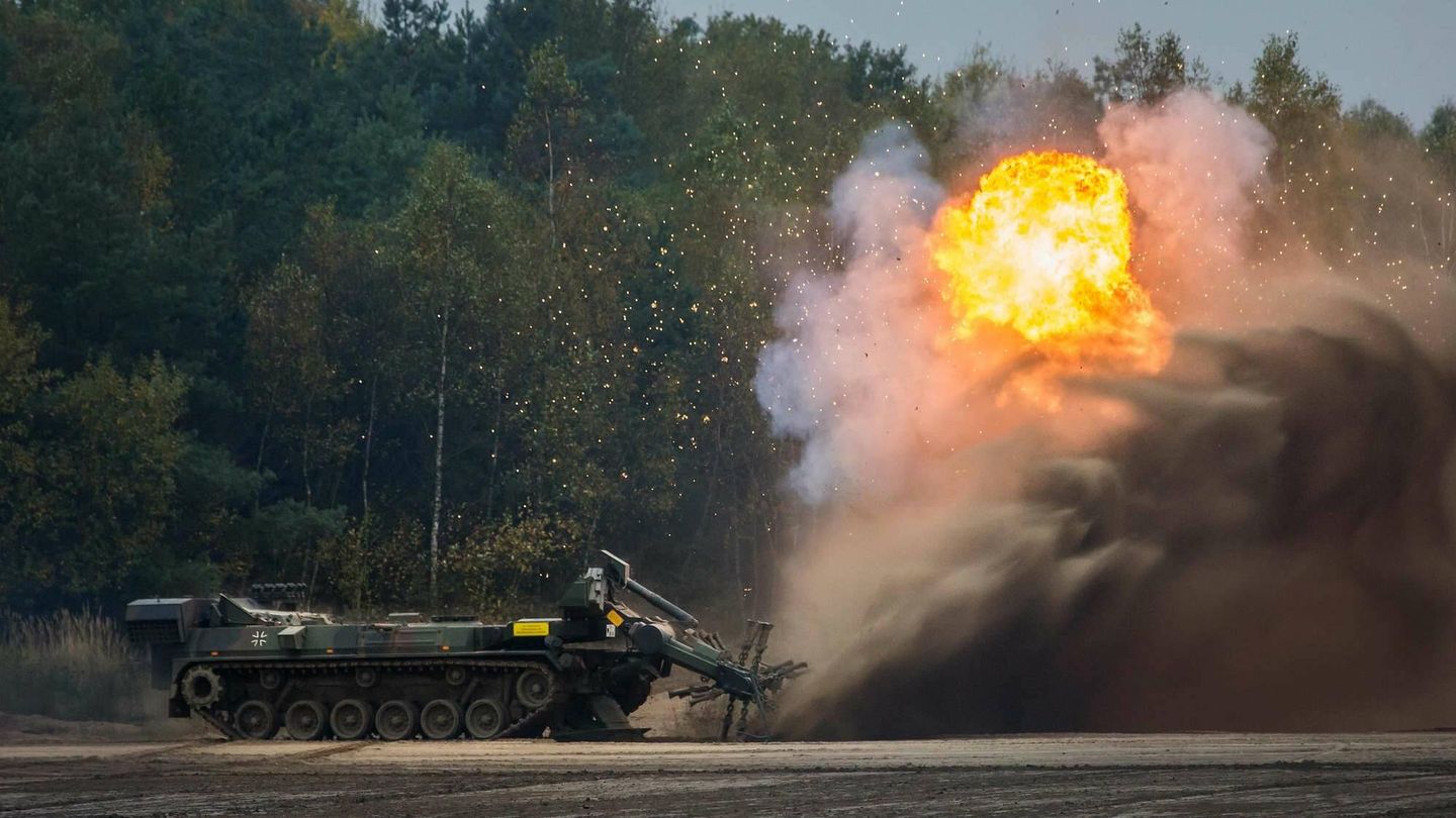 Vehículo barreminas Keiler, como los facilitados a Ucrania por Alemania, en acción. (Bundeswehr)