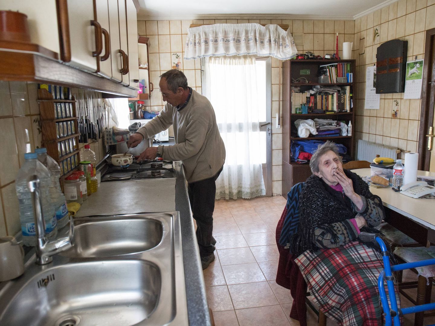 Marcelino está a cargo de su madre en la casa familiar de Miranda de Ebro. (D.B.)