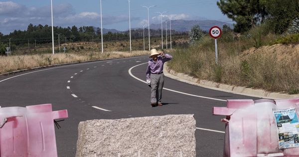 Foto: Uno de los antiguos propietarios de los terrenos pasea por la autovía que atraviesa la Plisan. (Fotos: Anxo Iglesias)