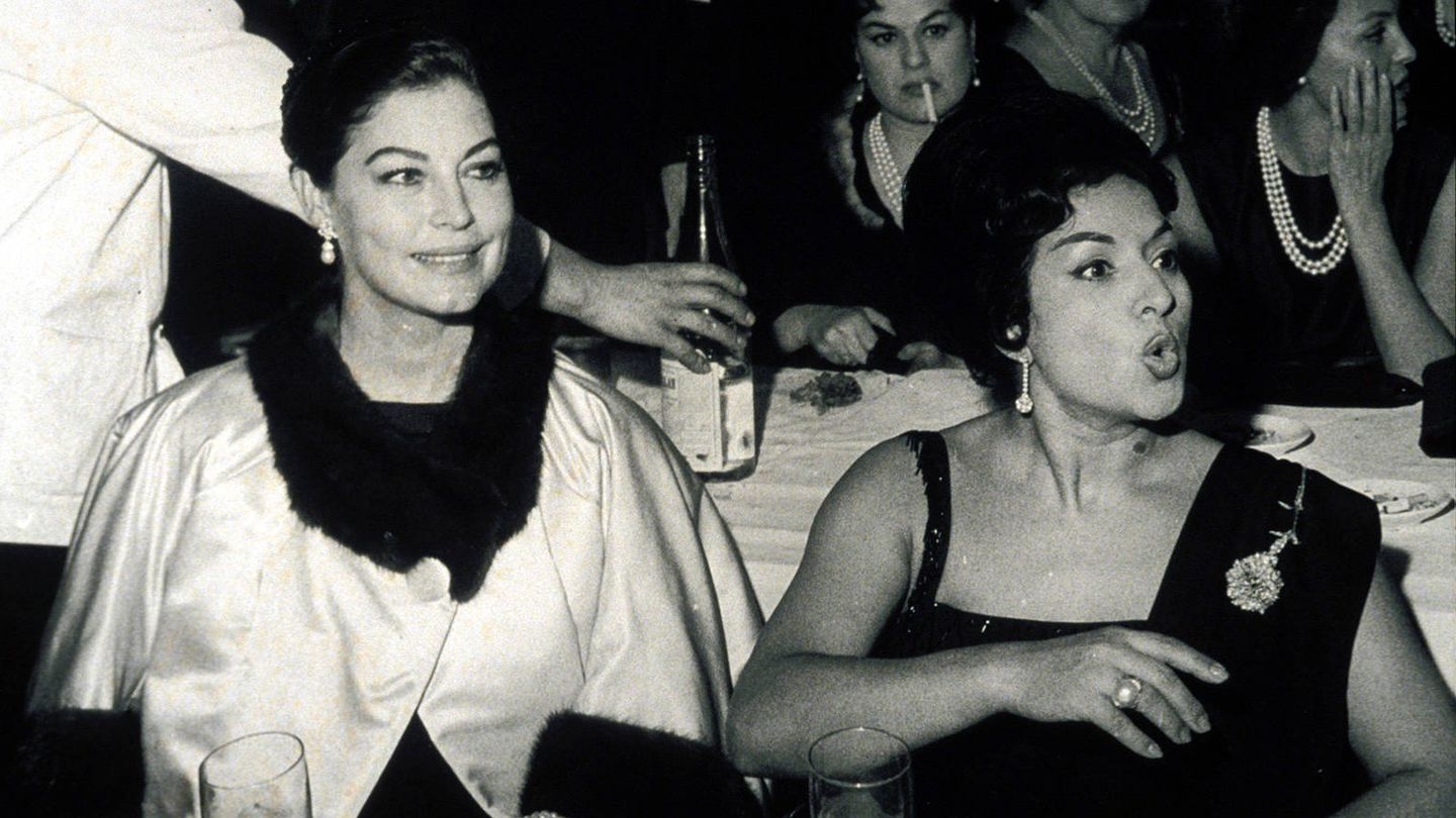 Ava Gardner y Lola Flores, en el bautizo de su hijo Antonio, 1961. (Jaime Pato / EFE)