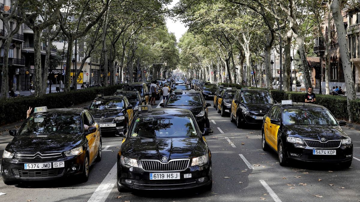 Los taxistas de Barcelona desoyen la oferta de diálogo y deciden mantener la huelga