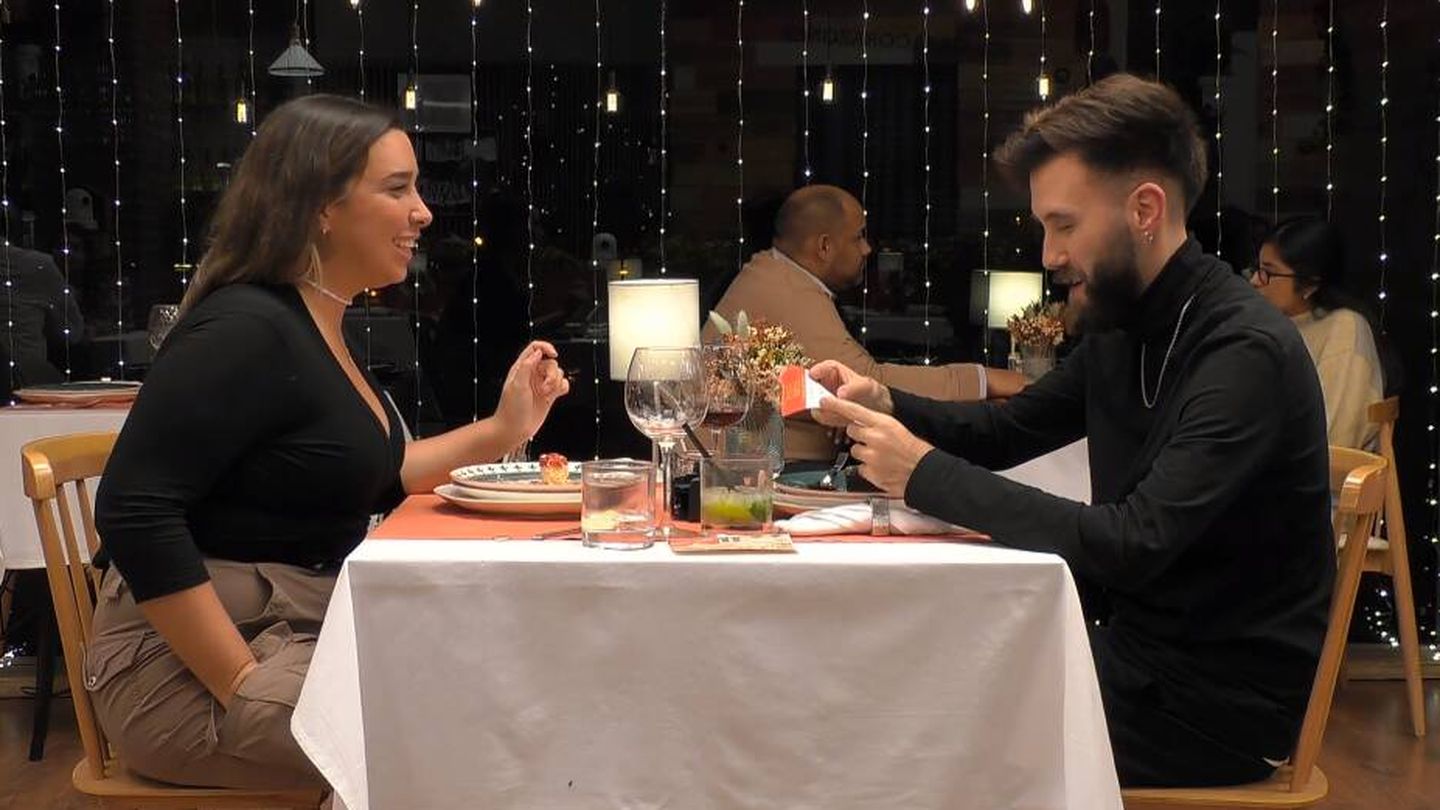 Jazmín cenando junto a Roberto en 'First Dates'. (Mediaset)