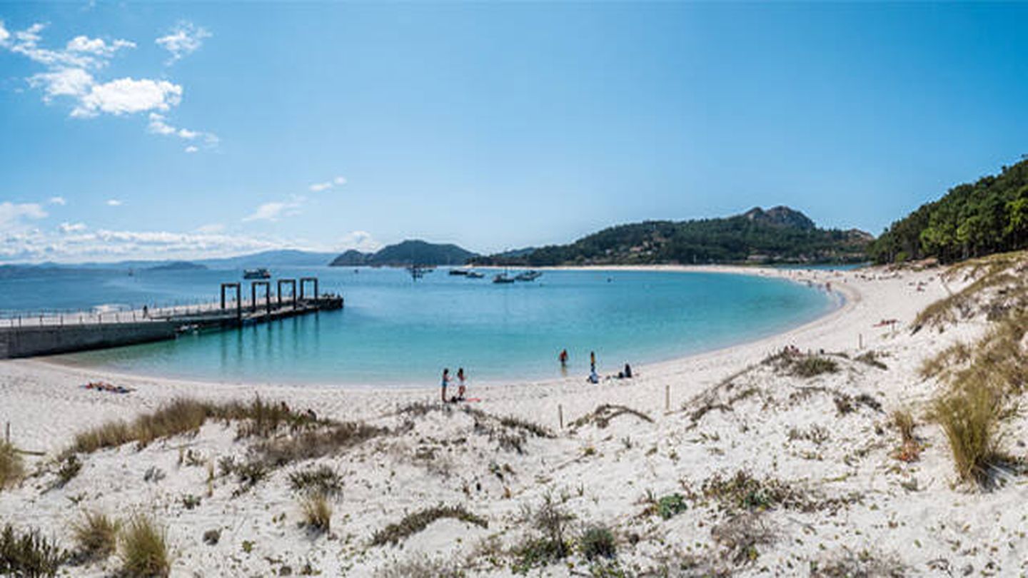 La playa de Rodas cuenta con 1.300 metros de arena blanca y aguas de azul intenso (iStock)