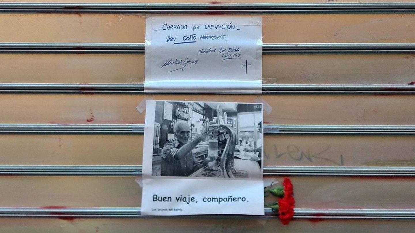 Un cartel en la persiana anuncia el fallecimiento de Casto. (@somosmalasana)