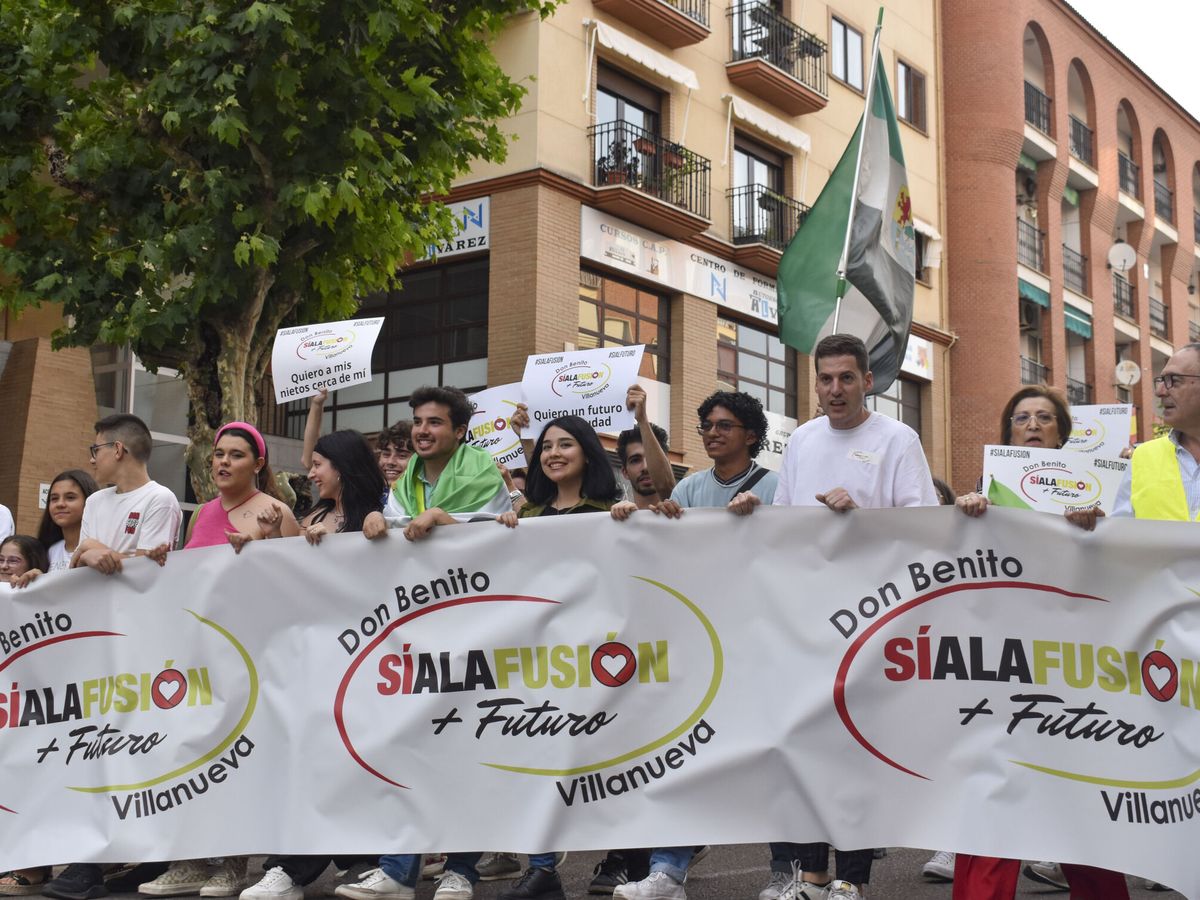Foto: Una manifestación en las calles de Don Benito, en Badajoz, a favor de la fusión de esta localidad con su vecina de Villanueva de la Serena. (EFE/Samuel Sánchez)