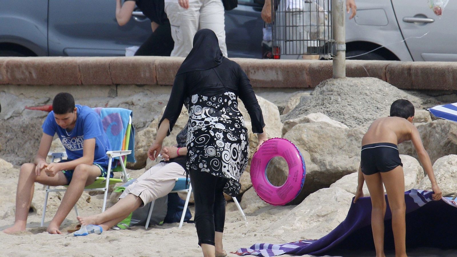Foto: Una mujer vestida con un burkini en una playa de Marsella, en Francia. (Reuters)