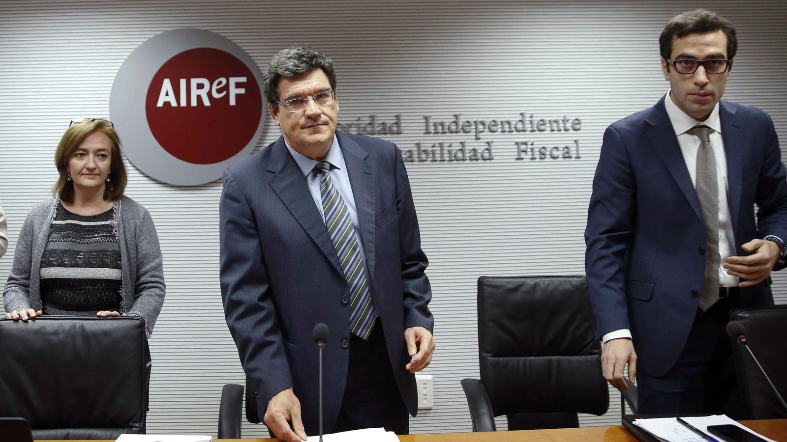 Foto: El presidente de la Autoridad Independiente de Responsabilidad Fiscal (AIReF), José Luis Escrivá, la directora de la División de Análisis Presupuestario Cristina Herrero, y el economista Carlos Cuerpo. (EFE)