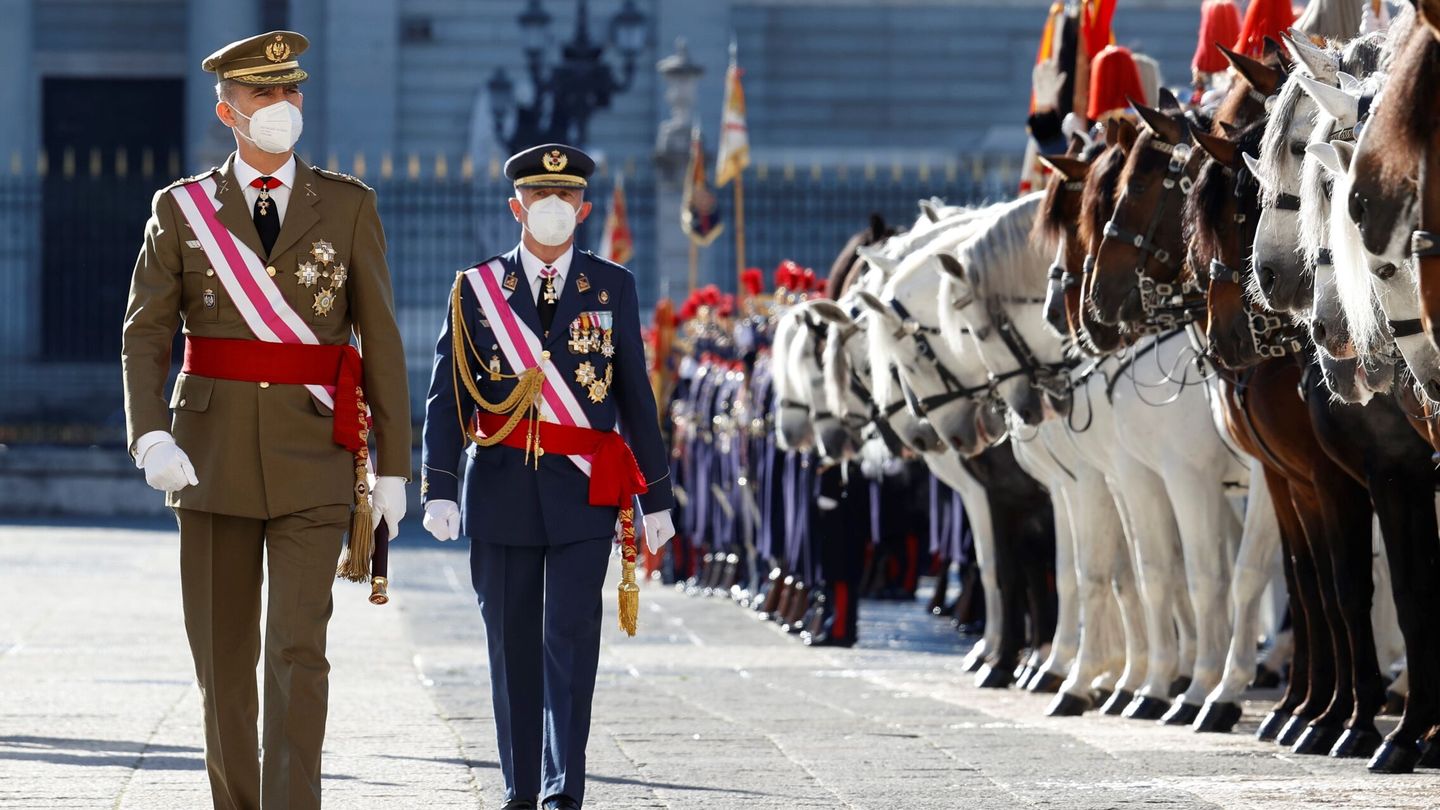 El rey Felipe VI, pasando revista a las tropas en la Plaza de la Armería. (EFE/Chema Moya)
