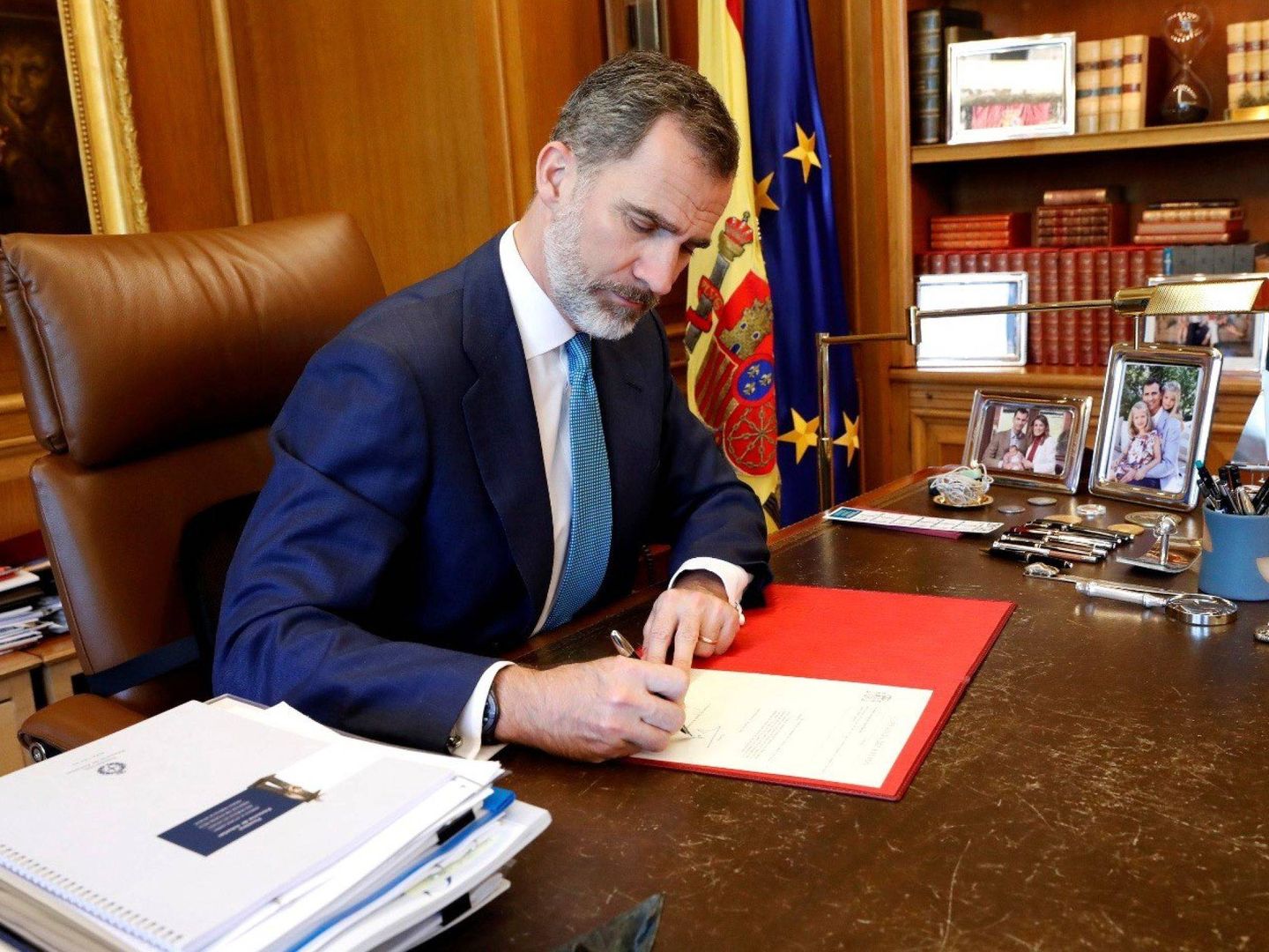 Felipe VI firmando el nombramiento de Sánchez como presidente del Gobierno en 2018. (Casa Real)