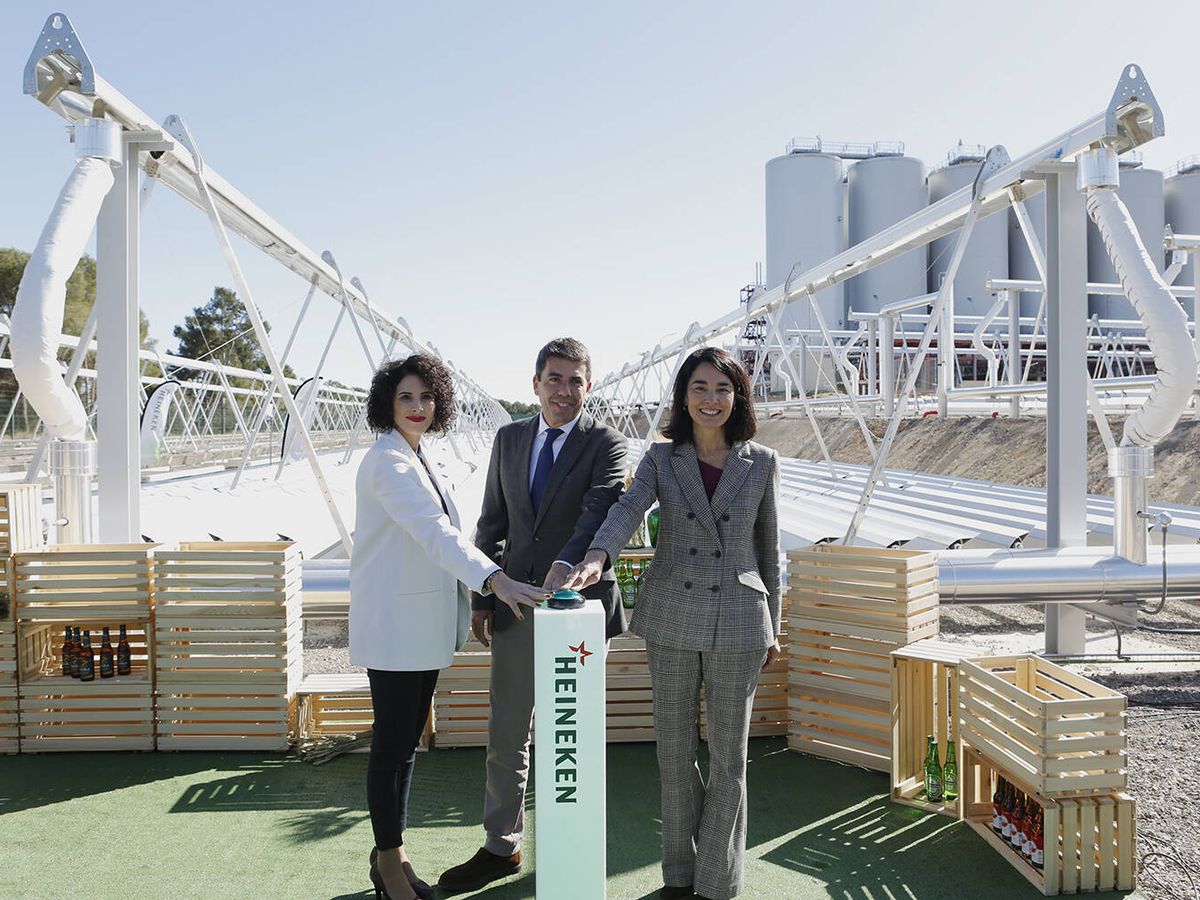Foto: Acto de inauguración de la planta termosolar que Heineken ha implementado en su fábrica de Quart de Poblet (Valencia). (Heineken)