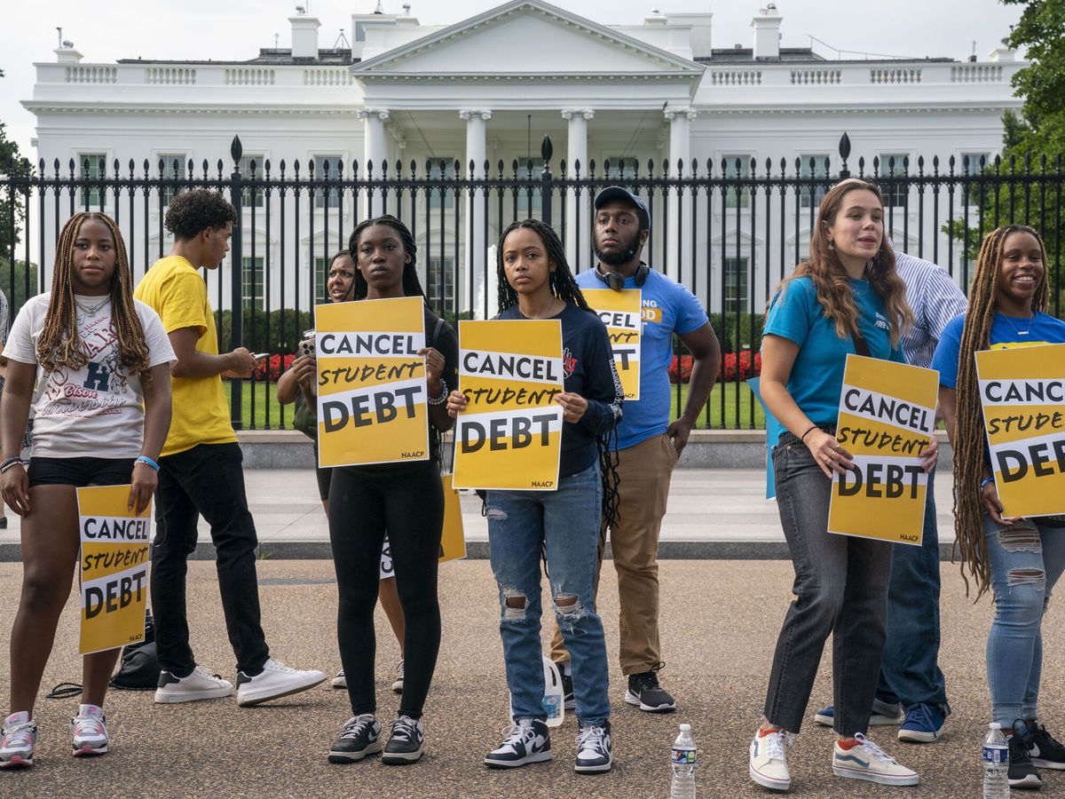 Foto: Defensores de la suspensión del pago de la deuda estudiantil, enfrente de la Casa Blanca. (EFE/EPA/Shawn Thew) 