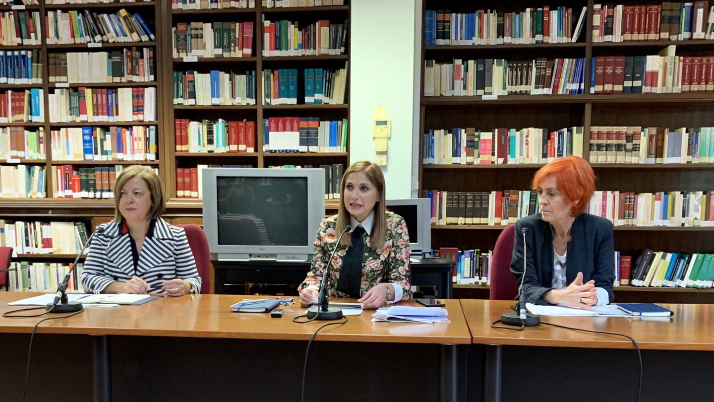 Loly de Juan, María Jesús San José e Inés Ibáñez de Maeztu, en la presentación del servicio de acompañamiento a las víctimas de violencia de género y abusos sexuales en los juzgados de Bilbao. (EC)